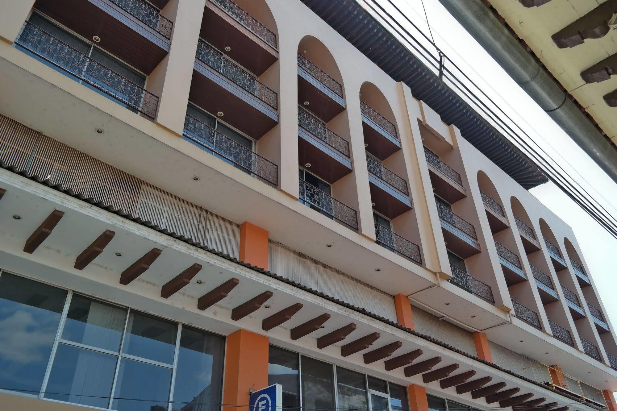 Plaza Uruapan Hotel Exterior foto